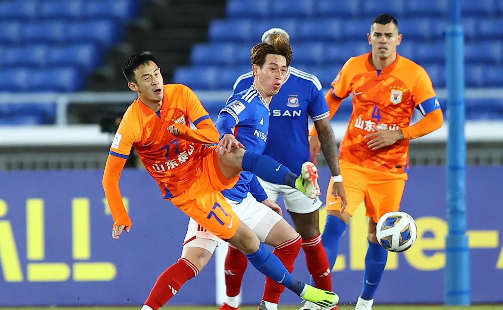 包含今晨山东泰山备战意大利杯，绝杀压哨细节曝光，底气十足，身体对抗强度拉满的词条体育娱乐